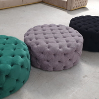 Canapé Chesterfield moderne avec pouf ottoman, structure en bois massif, tissu personnalisable, options de taille et de couleur, canapé-lit avec rangement, idéal pour villa et atelier