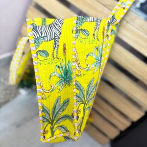 Sac fourre-tout en coton matelassé imprimé jungle Kantha, sac fourre-tout imprimé jungle jaune, sac fourre-tout imprimé animal - Product Image 4