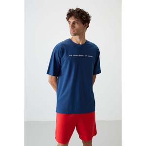 เสื้อยืดผู้ชาย Air Jones สีน้ำเงินรอยัล ทรงโอเวอร์ไซส์ พิมพ์ลายผ้าคอตตอนผสม พื้นผิวมีเท็กซ์เจอร์ - ผ้าหนา แขนสั้น คอกลม - Product Image 4