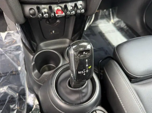 2024 M I N I Hardtop Cooper S Vehículo de lujo usado con dirección izquierda Asientos de cuero Cámara trasera - Product Image 2