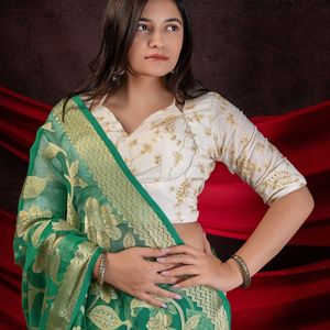 Sari de latón negro con textura de organza con estampado floral de lámina, pallu rico y borde decorativo para eventos festivos y formales - Product Image 4