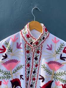 Chaqueta Corta Boho Blanca, Bordada con Diseño Floral Suzani, 100% Algodón, Antiarrugas, Transpirable y Resistente al Viento - Product Image 5