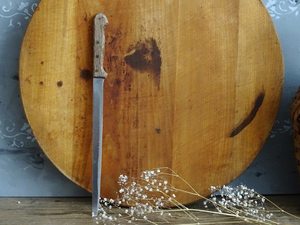 Tabla de cortar de madera de diseño minimalista con ranura para jugo y cuchillo para queso de acero inoxidable, acabado natural, cocinas modernas ideales - Product Image 6