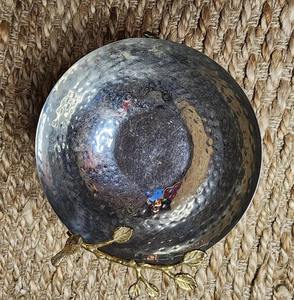 Bol de service en métal argenté au design martelé, accent oiseau doré, idéal pour les fêtes, l'accueil des invités et la décoration de table, en provenance d'Inde - Product Image 2