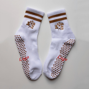 Calcetines personalizados para invierno, calcetín de Pilates, agarre antideslizante, logotipo bordado personalizado, calcetín de algodón para Yoga, fabricante de Mujeres de alta calidad - Product Image 1