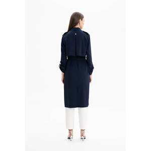 Trench-coat court bleu marine drapé pour femme avec col, poches et ceinture - Product Image 4