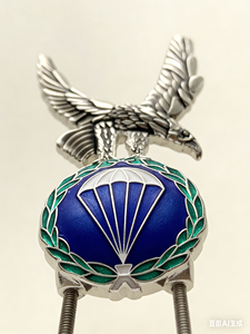 Insignia de Metal Personalizada de Paracaidista con Águila, Pin de Solapa con Esmalte Artesanal y Cierre de Rosca y Mariposa para Souvenir y Colección - Product Image 2
