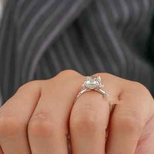 Anillo de compromiso de diamante de moissanita de corte esmeralda de tres piedras de calidad superior con tono lateral de Baguette Plata clásica a la venta - Product Image 3