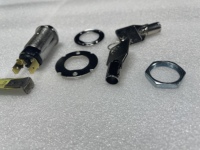 Interruptor de Seguridad con Llave Rotatoria, 2 Posiciones, Metálico, 12V/2A, Rotación de 90°, Modelo S508, Marca NSY, 1NO1NC, para Máquinas Expendedoras y Arcade