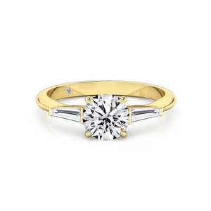 Bague de fiançailles en or massif 14 carats avec diamant de laboratoire taille baguette conique et diamant rond, sertissage en canal F-VS2, produit le plus vendu - Product Image 3