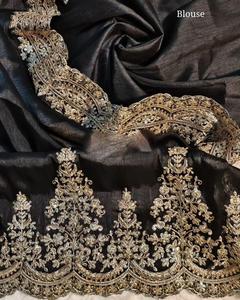 Traje de tendencia Sari de organza satinado suave de alta calidad de color negro con trabajo de panel de secuencia de codificación pesada a la venta - Product Image 5