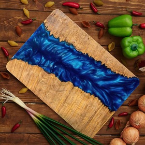 Tabla de Cortar de Resina Azul y Madera de Diseño, Elegante Tabla para Presentación en Mesa y Estilismo de Alimentos, Hecha a Mano en India - Product Image 2