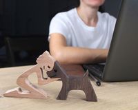 Figurine artisanale Art Déco en bois, famille de chiens, ornement animal sculpté simple pour la maison ou le bureau, décoration d'anniversaire et de jubilé