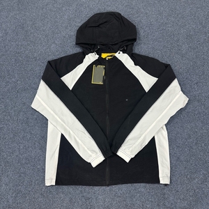 Chándal de nailon personalizado de alta calidad para hombre Color Block Pipping cortavientos con pantalones cortos holgados con cremallera para invierno - Product Image 1