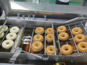 Yufeng Commercial <span class=keywords><strong>Levure</strong></span> Beignets Faisant La Machine De Haute Qualité Donut Alimentaire Machines Ligne De Production Entièrement Automatique Donut Pour Magasin - Product Image 3
