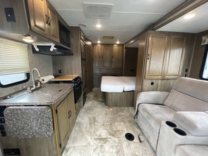 Vendeur vérifié pour C-o-a-c-h-m-e-n P-r-i-s-m 2200LE d'occasion de 2018, prêt pour le voyage - Product Image 2