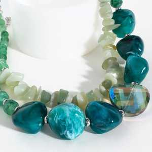 Collar con Colgante Geométrico Clásico para Mujer, Hecho con Plástico para un Estilo Elegante - Product Image 1