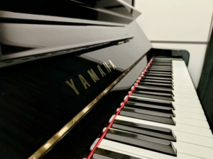 Piano Vertical Yamaha U3A Usado, Calidad Japonesa, Rendimiento Profesional, Listo para el Escenario, Sonido Claro y Potente U3 - Product Image 2
