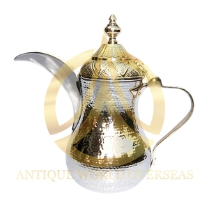 Cafetière arabe Dallah en laiton artisanal avec un design décoratif élégant pour le service traditionnel du Gahwa à la maison, à l'hôtel ou dans le Majlis - Product Image 5
