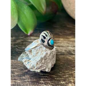 Anillo Boho Hecho a Mano con Garra de Oso, Plata de Ley 925 Fabricada en Navajo, Turquesa con Corte Princesa y Diamantes con Engaste Invisible, Talla 6, para Uso Diario - Product Image 3