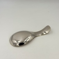 Nouveauté, repose-cuillère au design unique, design martelé avec finition polie miroir, repose-cuillère par R B Overseas au prix le plus bas en Inde