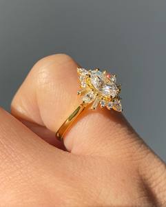 Anillo Snowflex de racimo fino de oro amarillo de 18 quilates 2.51Ct VS1 Lab Grown Oval Cut Diamante incoloro Regalo de compromiso Partner IGI Certified - Product Image 4