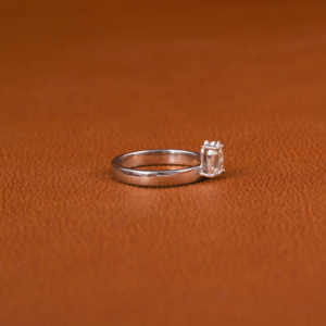 แหวนหมั้นเพชร CVD ประดับด้วยเม็ดกระสุนที่ได้รับการรับรอง18KT ทองคำสีขาวทึบแหวนโซลิแทร์ริเล็ตขนาดใหญ่บางได้รับการรับรองจากห้องแล็บ - Product Image 5