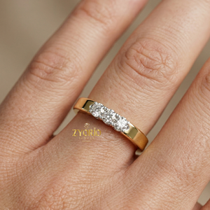 Anillo de compromiso para mujer con tres diamantes de corte redondo en oro de 14K. - Product Image 1