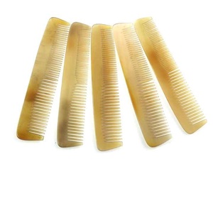 Peine Iónico para Piojos Hecho a Mano con Cuerno de Búfalo Natural, Peine para Cabello Moderno y Peine Común para Uso en el Hogar, Hotel y Viajes, Logotipo Personalizado - Product Image 1