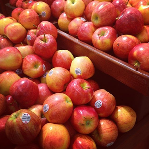 Pommes rouges Fuji biologiques naturelles, pommes fraîches sucrées de qualité supérieure du Royaume-Uni, fruits délicieux de qualité supérieure - Product Image 1