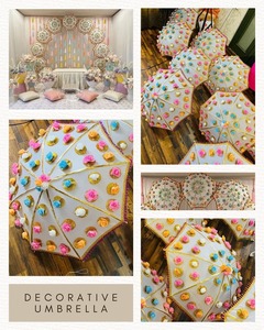 ร่มตกแต่งดอกไม้หลากสีสันสำหรับงานแต่งงานของชาวอินเดียร่มกันแดดสีขาวของตกแต่งธีมปาร์ตี้งานกลางคืน nikah ของตกแต่งเวที