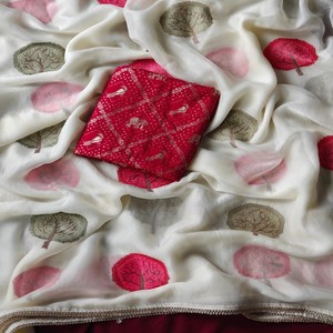 Sari VASTRA COTTAGE de georgette de satén puro con bordado de motivos en toda la prenda, hermoso borde de encaje y blusa Bandhani en contraste. - Product Image 5