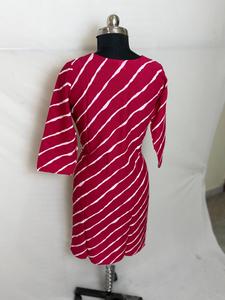 Kurti ผ้าฝ้ายลายสีแดงและสีขาวปักแอก - Product Image 2