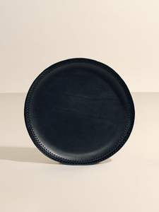 Bandeja de cuero Premium de aspecto elegante para servir cócteles de vino, aperitivos o postres en interiores de casas de lujo modernas - Product Image 5