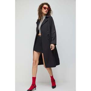 Abrigo Largo Tipo Gabardina con Cinturón Negro - Product Image 1
