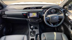 Toyota Hilux 2020 con Faros LED Blancos, Neumáticos R18, Volante a la Izquierda, Aire Acondicionado Automático, Asientos Manuales en Venta - Product Image 6