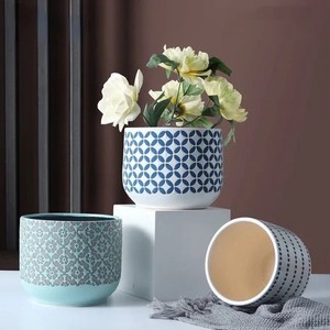 Pot de fleurs en céramique artisanal avec motif moderne, support de plantes décoratif durable pour l'intérieur et l'extérieur - Product Image 1