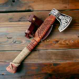 Hacha Tomahawk Artesanal de Acero con Alto Contenido de Carbono, Mango de Madera de Palisandro, Funda de Cuero, Personalizable, 1.5 kg, Multiusos para Camping - Product Image 1