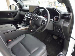 Landcruiser SUV 2024 avec transmission intégrale, intérieur en cuir foncé et volant à droite - Product Image 2