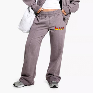 Pantalones de chándal de algodón suave con diseño personalizado para mujer - Product Image 1