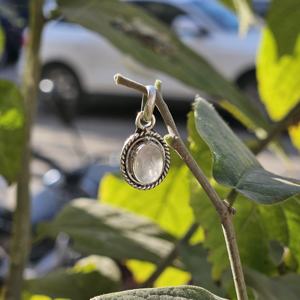 Pendentif ovale en argent sterling avec quartz rose, design religieux pour enfants - Product Image 5