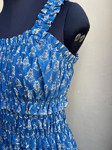 เดรสยาวสไตล์วินเทจลายดอกพิมพ์ลายบล็อกด้วยมือ คอเหลี่ยม แต่งลายปัก  ความยาวคลุมเท้า - Product Image 2