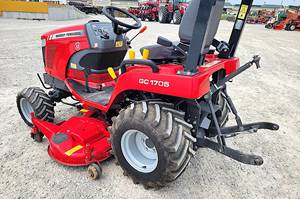 Tractor Massey Ferguson GC1705 2023, tractor de césped 4x4, tractor rojo con transmisión por engranajes, tractor compacto utilitario - Product Image 5
