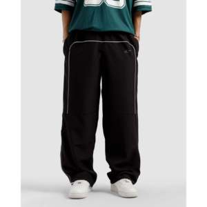 Pantalones Deportivos Unisex Tech Leisure, Corte Relajado, Color Negro, Transpirables, 100% Poliéster con Detalle de Ribete Distintivo - Product Image 3