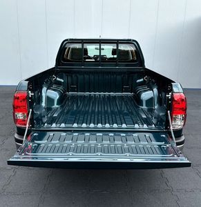 2022 pour Toyota HiLux Boîte de vitesses manuelle d'occasion Camion FWD avec intérieur en tissu foncé - Product Image 5