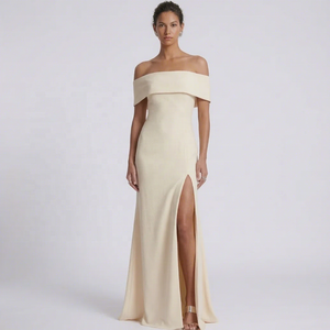 Abito da sera minimalista <span class=keywords><strong>in</strong></span> crêpe color crema con spalle scoperte e spacco alto, <span class=keywords><strong>vestito</strong></span> lungo aderente per invitati a matrimoni - Collezione 2026 - Product Image 1