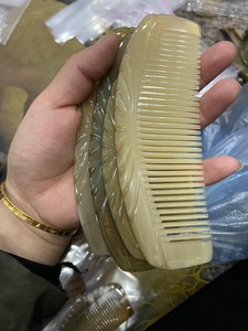 หวีฮอร์นประดิษฐ์จากช่างฝีมือเพื่อการไหลเวียนของเส้นผมที่นุ่มนวลเป็นธรรมชาติลดความเสียหายเพิ่มความแข็งแรงของเส้นผมและสัมผัสสบายศีรษะ - Product Image 4