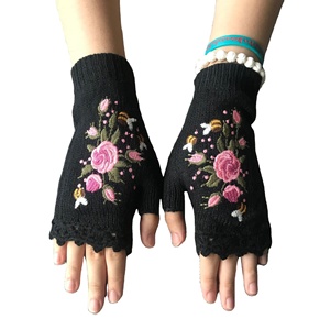 Gants tricotés en acrylique unis chauds et respirants pour femmes européennes américaines d'hiver - Product Image 3