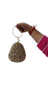 Pochette brodée scintillante avec des détails en sequins ajoute du glamour à chaque pas que vous faites - Product Image 3