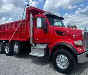 Camion à benne basculante d'occasion 2021 2022 Peterbilt 567 à trois essieux, 510 CV, boîte automatique 6 vitesses - Product Image 2